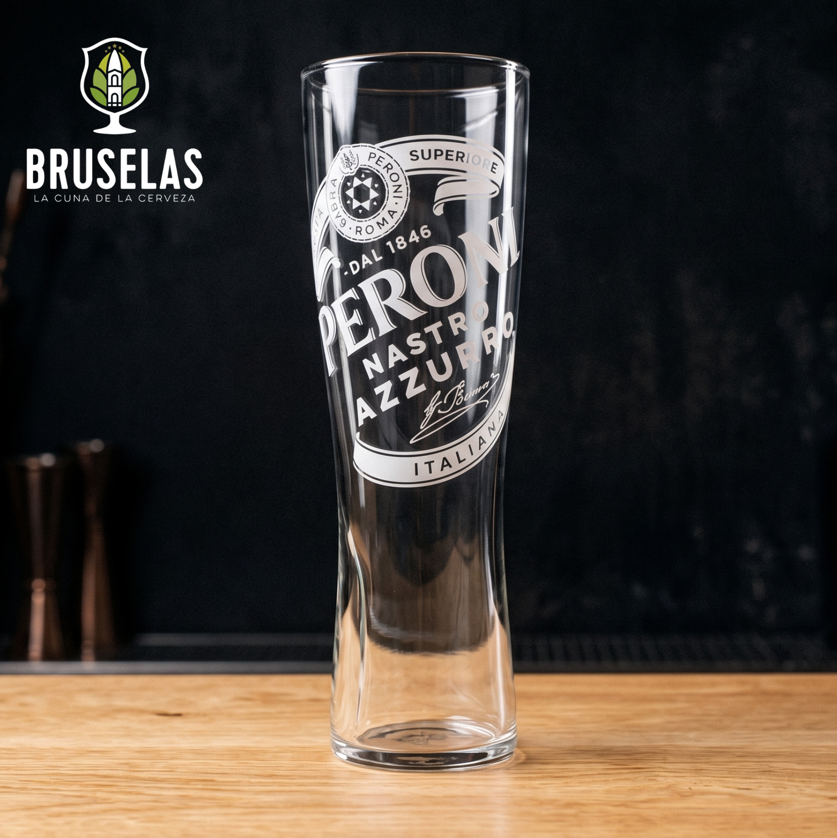 Vaso Pinta oficial Peroni Nastro Azzurro con certificación de aforo y capacidad de 400 ml.
Destaca por su base hexagonal que se transforma en boca circular y el icónico logotipo blanco de la marca.