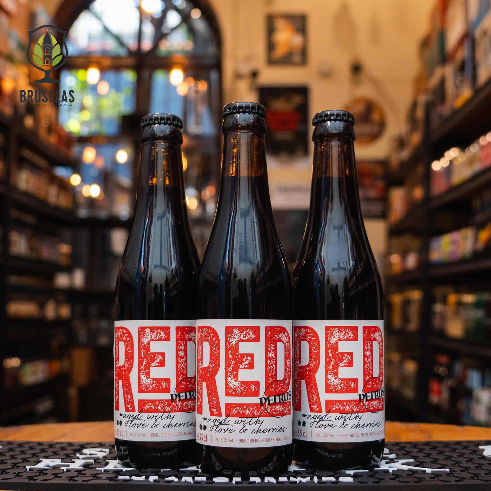 Botella de Petrus Red, una cerveza belga estilo Sour Ale con frutas elaborada por Brouwerij De Brabandere, Bélgica. La etiqueta es blanca con la palabra 