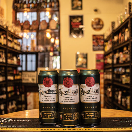 Lata de Pilsner Urquell 500ml, la icónica Pilsner checa con 4.4% ABV. Su etiqueta destaca el escudo rojo de Plzeňský Prazdroj y el lema “The Original Pilsner”. Ideal para acompañar carnes blancas, mariscos y embutidos.