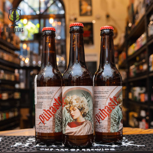 Botella de Pühaste Simone, una Italian Pilsner de 4.9% ABV elaborada por Pühaste Brewery en Estonia. La etiqueta presenta una ilustración artística de una mujer con flores en la cabeza, en un estilo clásico y elegante. Con aromas florales y herbales, esta pilsner ofrece un sabor maltoso y un amargor equilibrado. Ideal para maridar con pizzas, pastas y platillos mediterráneos.