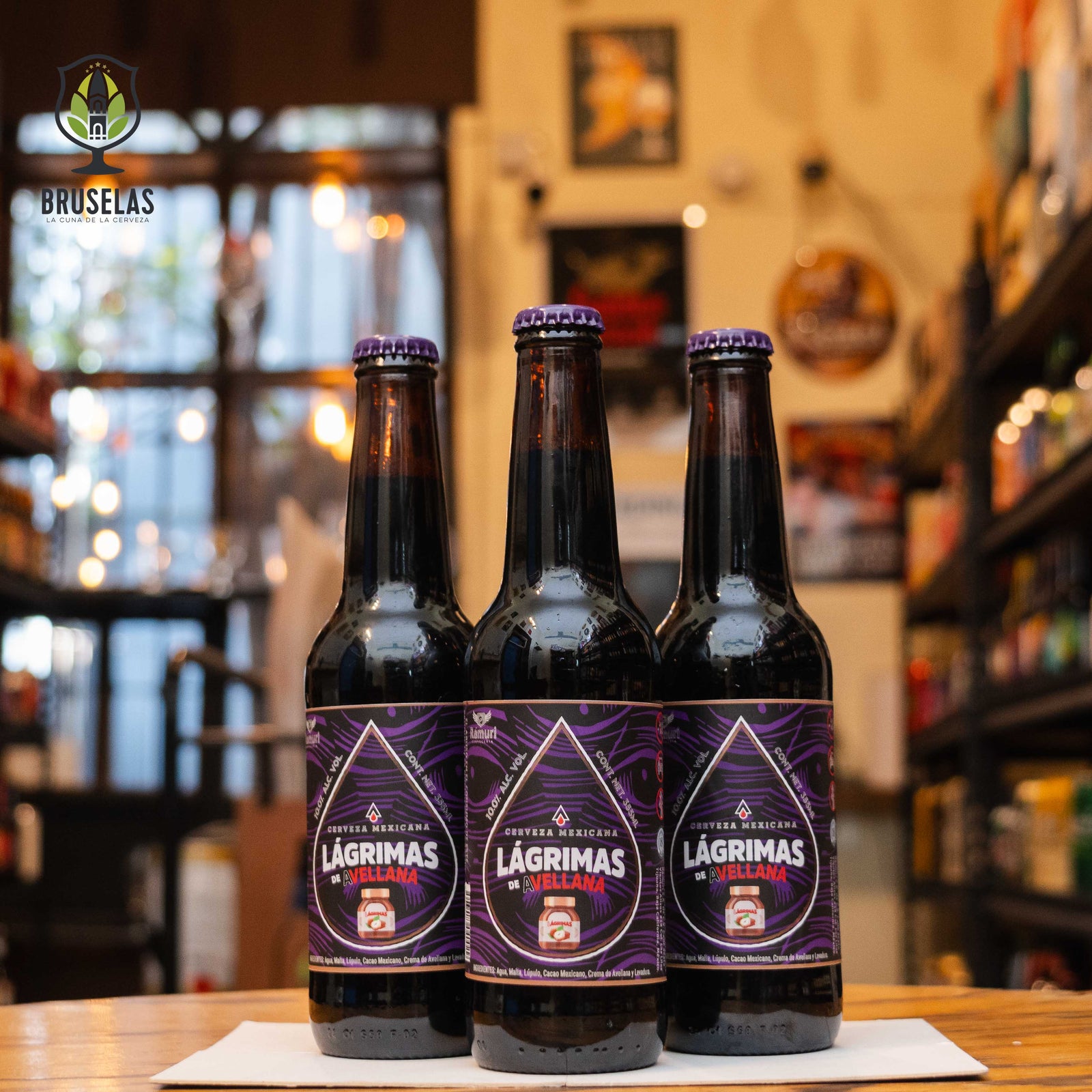 Botella de Rámuri Lágrimas de Avellana, una Russian Imperial Stout de Cervecería Rámuri con un ABV de 10% y 34 IBU. Ofrece aromas de chocolate, malta tostada y avellana. Su sabor es profundo, con notas de chocolate oscuro, vainilla y avellana, y un final cálido y dulce. Ideal para maridar con postres de chocolate, quesos fuertes y carnes asadas. Refleja intensidad y complejidad.