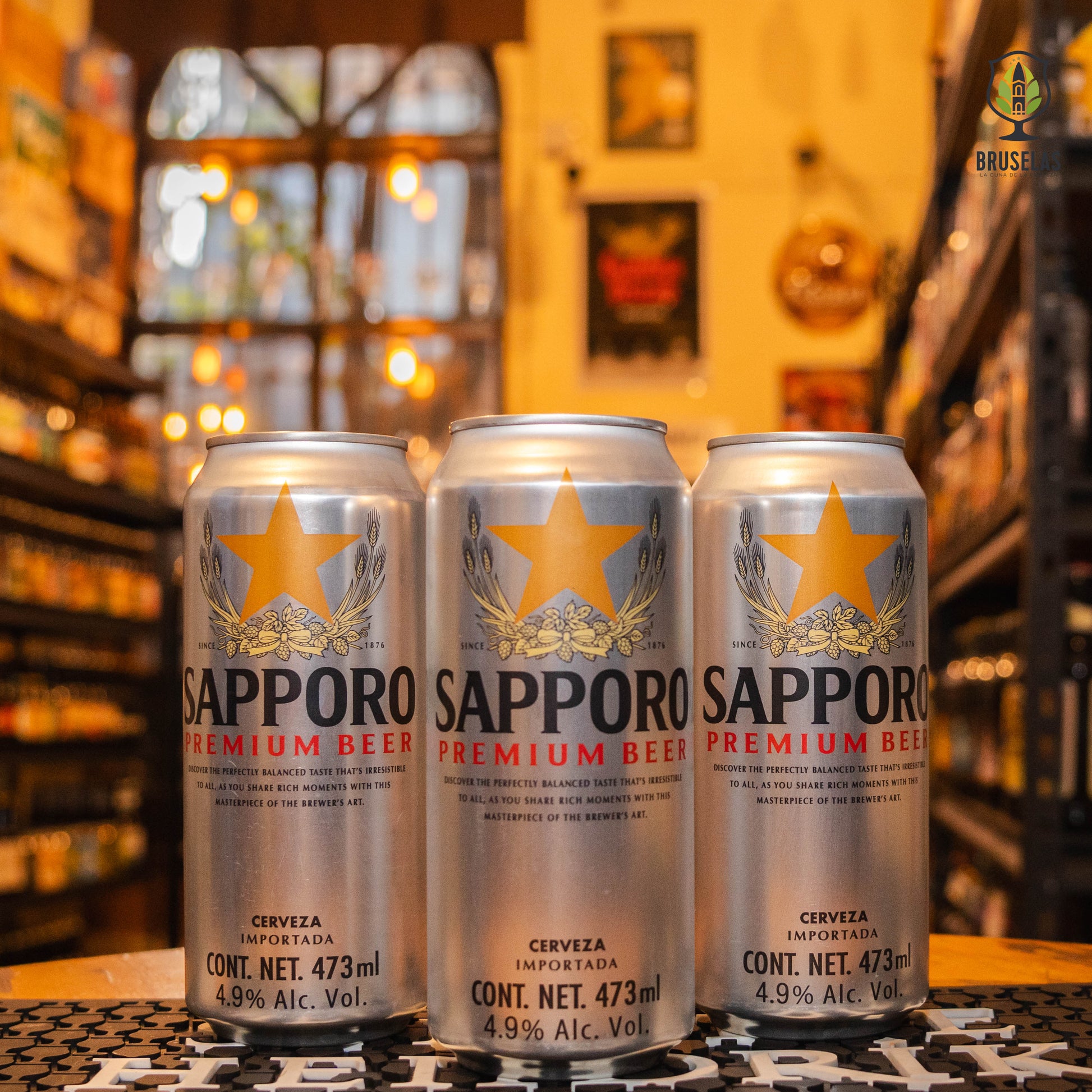 Sapporo Premium, una cerveza lager de estilo japonés, presentada en un formato de 437 ml. Con un ABV de 5%, esta cerveza destaca por su frescura y equilibrio entre malta y lúpulo, ofreciendo un sabor limpio y un final ligeramente amargo. Ideal para maridar con sushi, mariscos y platos ligeros de la cocina asiática, o disfrutarla sola bien fría.