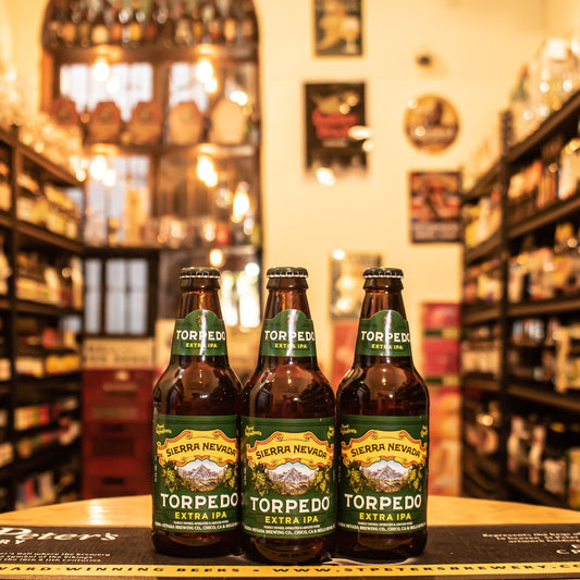 Sierra Nevada Torpedo Extra IPA es una American IPA con un ABV del 7.2%, elaborada por Sierra Nevada Brewing Co. Su perfil destaca por notas aromáticas de pino, cítricos y un toque floral, gracias a su técnica de dry hopping con el exclusivo "Hop Torpedo". En boca, ofrece un equilibrio entre un cuerpo maltoso y un amargor pronunciado, con sabores a frutas cítricas y resina. Ideal para maridar con carnes a la parrilla, quesos fuertes y platos picantes.