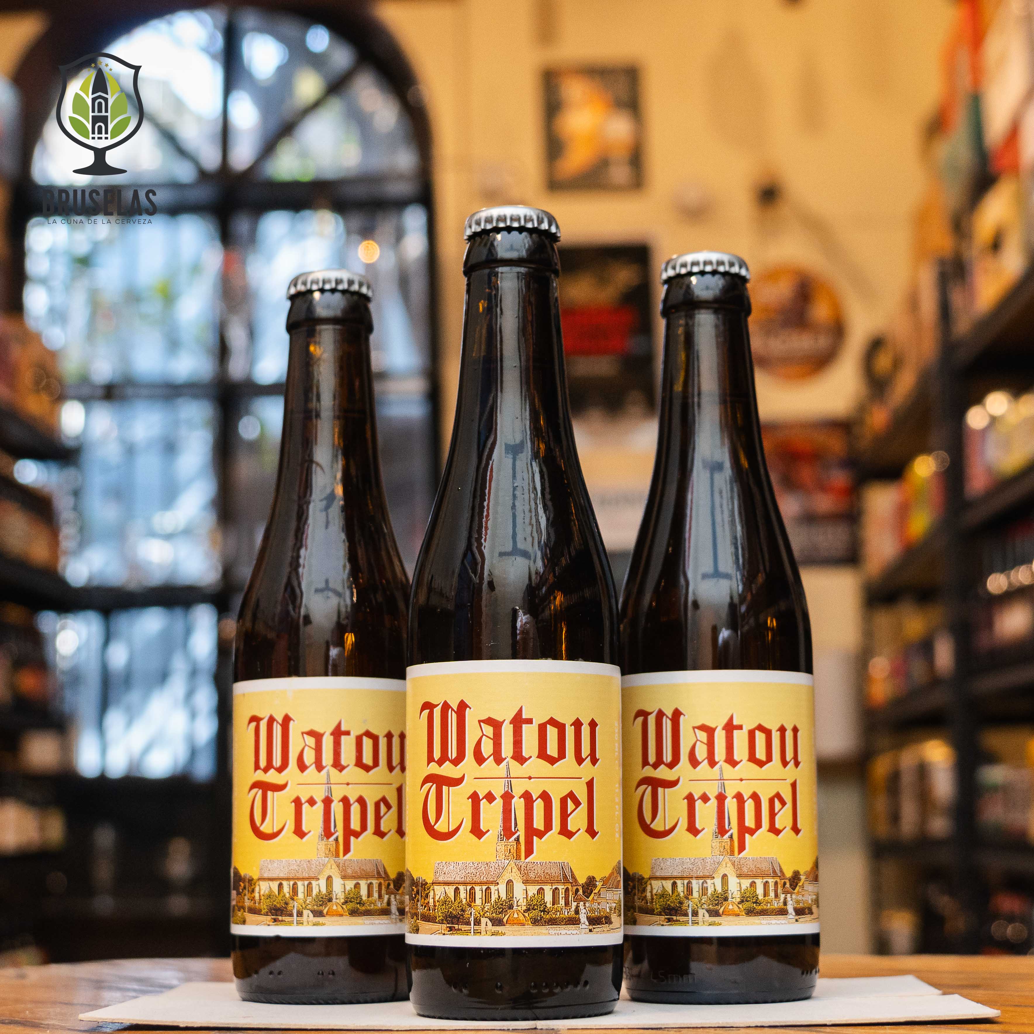 Botella de St. Bernardus Watou Tripel, una cerveza belga estilo Tripel de la cervecería St. Bernardus con un ABV del 7.5%. Presenta aromas complejos de plátano, manzana verde y especias como clavo y pimienta. Su sabor incluye malta dulce y frutas maduras, con un final seco y ligeramente amargo. Ideal para maridar con mariscos, pescados a la parrilla, aves de corral y quesos.