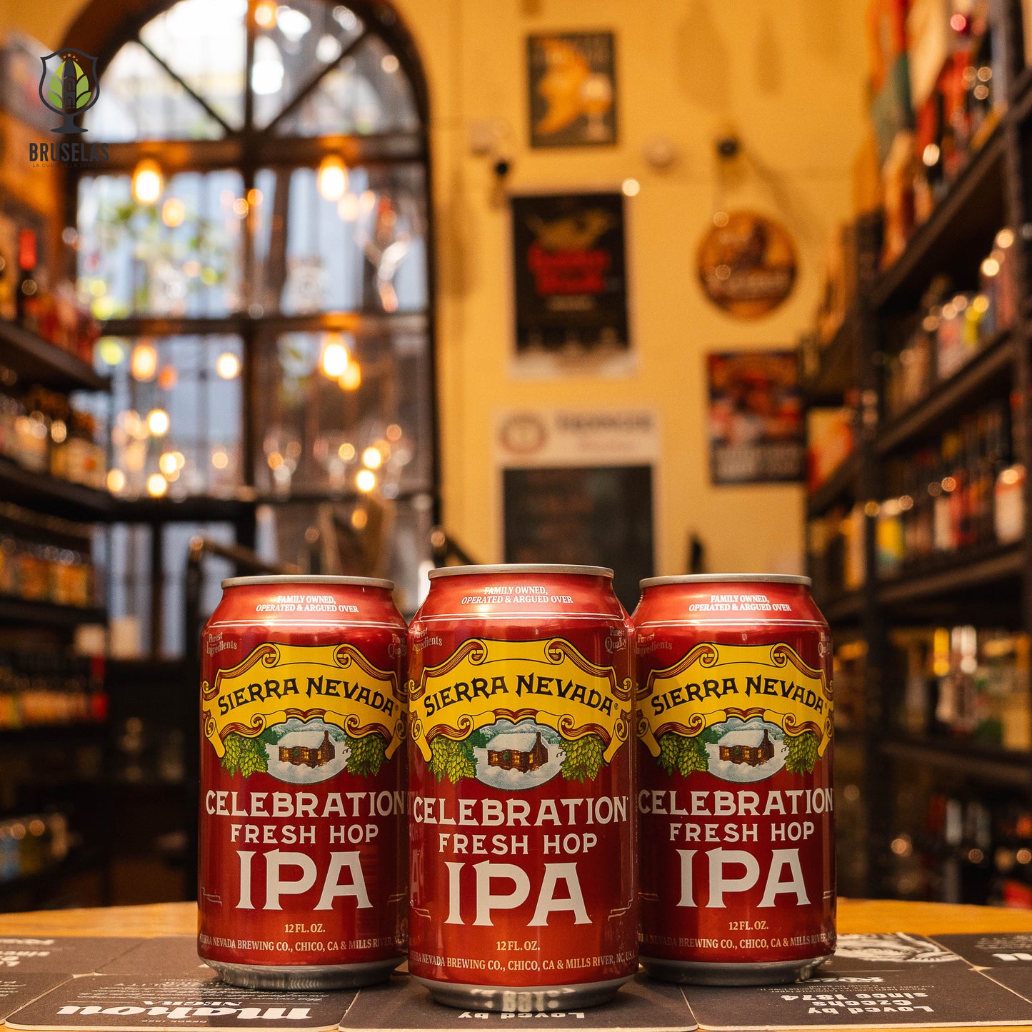 Lata de Sierra Nevada Celebration Fresh Hop IPA, una cerveza de temporada con un ABV del 6.8%, elaborada por Sierra Nevada Brewing Co. Su perfil destaca por notas intensas de pino, cítricos y un toque especiado. En boca, ofrece un equilibrio entre el amargor resinoso y un cuerpo maltoso, con un final limpio y seco. Ideal para maridar con carnes asadas, platos picantes y quesos añejos.