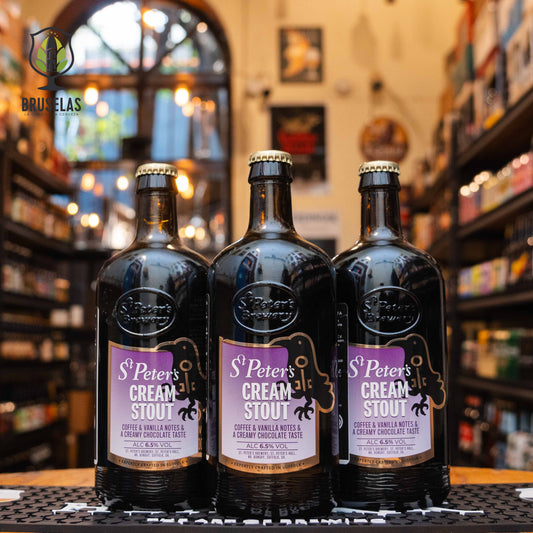 Botella de St. Peter's Cream Stout, una stout cremosa de St. Peter's Brewery con un ABV de 6.5%. La etiqueta presenta un diseño en tonos morados y negros, destacando su carácter robusto. Aromas de chocolate oscuro, café y vainilla. Sabor cremoso con notas de chocolate y un final ligeramente amargo. Ideal para acompañar postres de chocolate o quesos maduros.