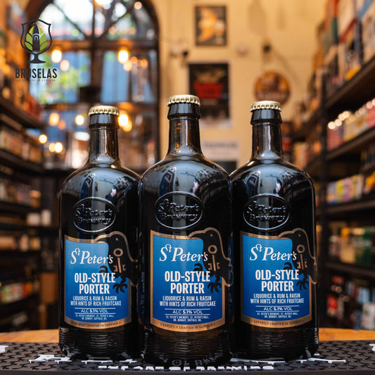 Botella de St. Peter's Old Style Porter, una porter tradicional de St. Peter's Brewery con un ABV de 5.1%. La etiqueta es de color azul con detalles en blanco y negro. Presenta aromas de malta tostada, regaliz, y frutas oscuras. Su sabor es complejo, con notas de chocolate amargo, toffee y un final ligeramente dulce. Ideal para maridar con carnes asadas y postres de chocolate.