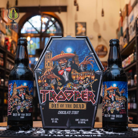 Giftpack de Trooper Day of the Dead, una Chocolate Stout de Robinsons Brewery en colaboración con Iron Maiden. La etiqueta muestra a Eddie vestido como catrín, celebrando el Día de Muertos. Con un ABV de 4.5%, destaca por sus notas de chocolate oscuro y caramelo. Ideal para acompañar postres de chocolate, carnes asadas o pan de muerto. Diseño festivo y coleccionable para los fans de la banda y la cultura mexicana.