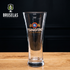 Vaso oficial Tsingtao de estilo Pilsner con capacidad de 330 ml.
Luce el icónico logotipo a todo color de la marca y cuenta con marcas de aforo precisas de 0.30L y 0.33L.