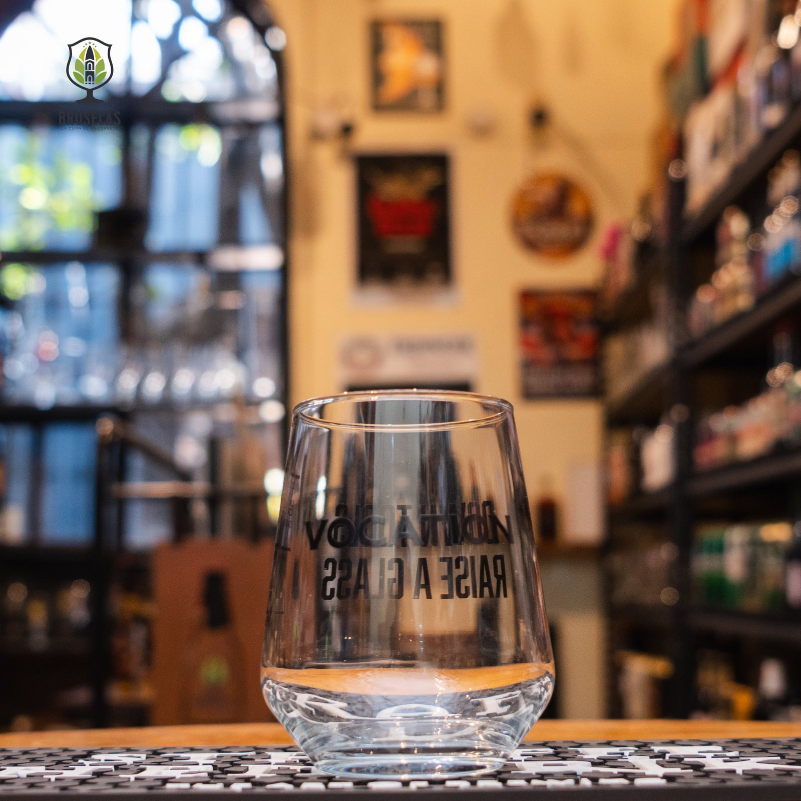 Vaso Vocation 330ml, de cristal transparente con logo negro y la frase 