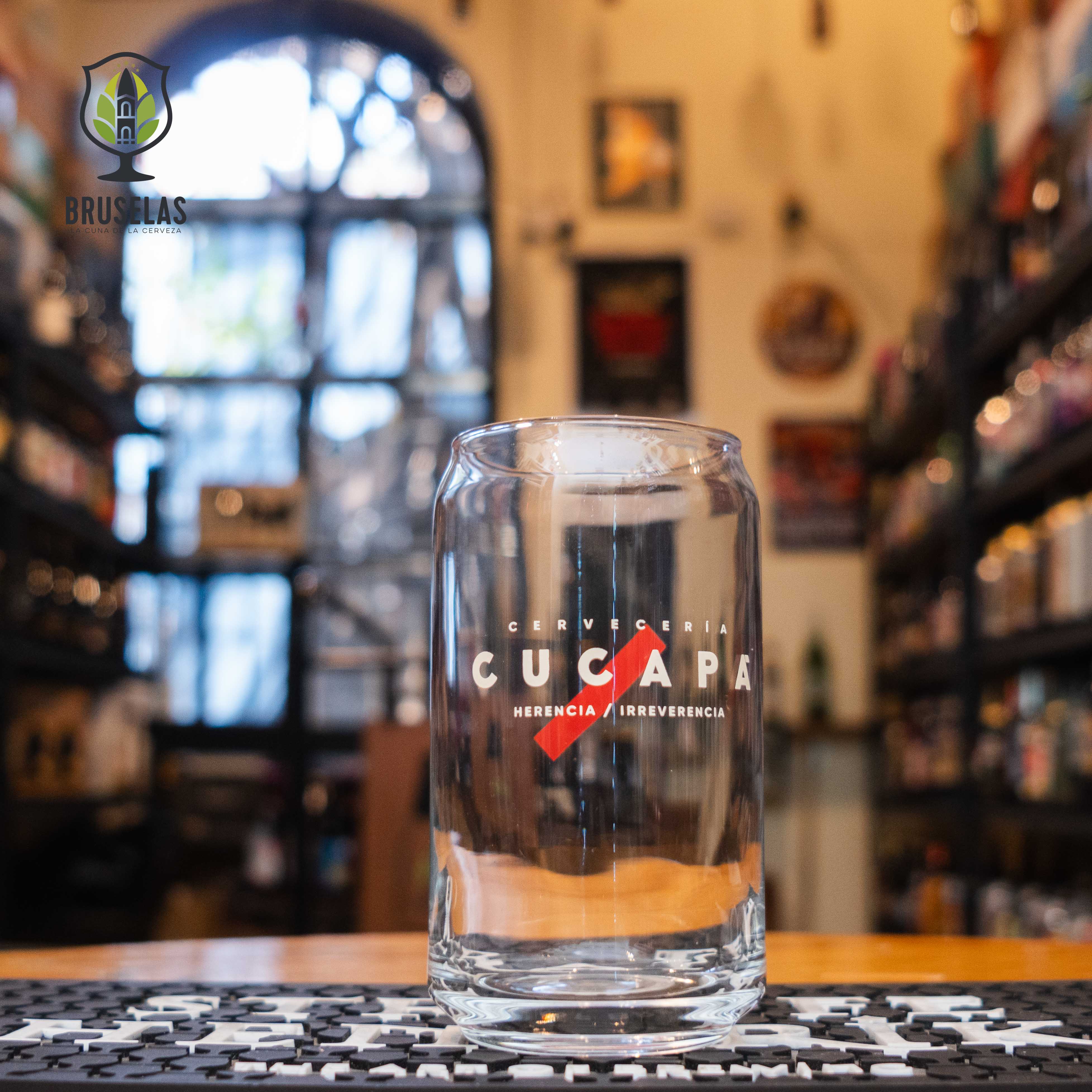 Vaso cervecero de cristal cervecería cucapá estilo lata sobre una mesa