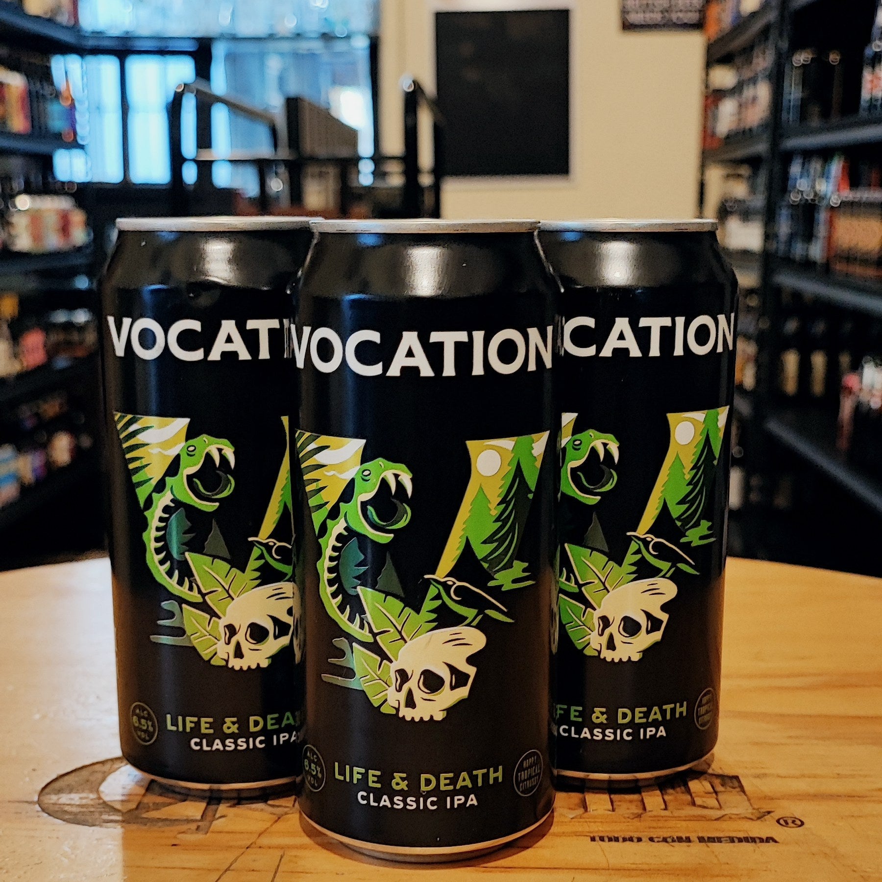 Vocation Life & Death IPA, una American IPA de Vocation Brewery con un ABV de 6.5%. Presenta aromas frescos de cítricos, frutas tropicales y notas florales. Su sabor es frutal y cítrico, con un final amargo a pino gracias a los lúpulos Citra, Mosaic y Simcoe. Es perfecta para maridar con comida picante, tacos al pastor, hamburguesas y quesos fuertes como el cheddar añejo.