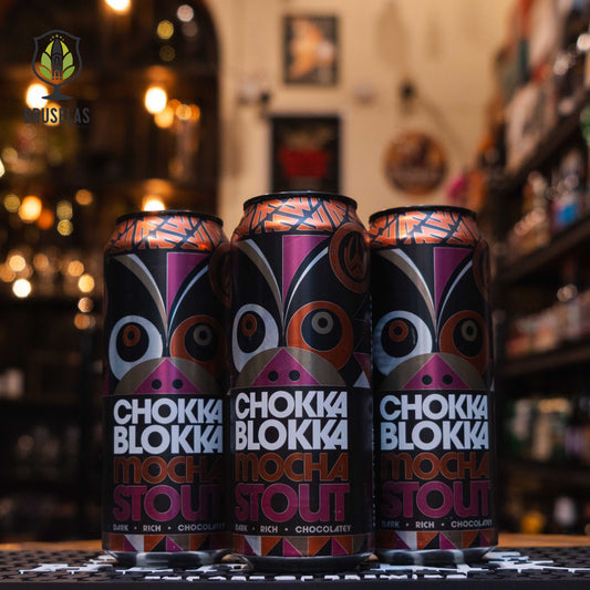 Lata de Williams Bros Chokka Blokka Mocha Stout, una cerveza escocesa estilo mocha stout con 4.8% ABV. Su diseño vibrante incluye patrones geométricos y colores cálidos, reflejando su carácter indulgente. Ofrece notas intensas de chocolate cremoso, café tostado y malta caramelizada, con un final equilibrado. Ideal para maridar con brownies, pasteles de chocolate o quesos fuertes. Rica y reconfortante.