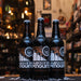 Botella de Williams Bros March of the Penguins, una stout cremosa escocesa con 4.9% ABV. Su etiqueta negra y marrón destaca con un diseño de pingüinos alineados. Ofrece aromas de malta tostada, chocolate y café, con sabores de chocolate negro, avena y un toque ahumado. Ideal para maridar con brownies, carne asada o quesos maduros. Suave, aterciopelada y reconfortante.