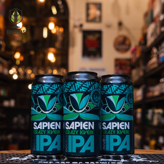 Lata de Williams Bros Sapien Crazy Kveik IPA, una Double IPA escocesa con 7.5% ABV, elaborada con levadura Kveik. Su diseño vibrante combina tonos verdes y negros con un logotipo moderno. Ofrece notas de mango, piña y cítricos, con un amargor equilibrado y un toque especiado. Ideal para maridar con carnes a la parrilla, platos especiados y quesos maduros. Intensa y aromática.