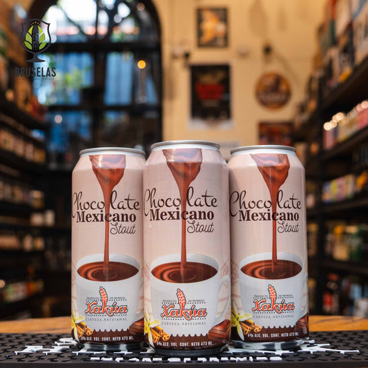 Lata de Xakúa Chocolate Mexicano Stout, una Sweet Stout artesanal con un ABV de 6.0%. La etiqueta es beige con una imagen de chocolate derretido. Sabor dulce con notas de cacao, canela y malta tostada. Ideal para acompañar postres de chocolate y galletas especiadas. El diseño refleja el carácter auténtico y mexicano de esta cerveza.