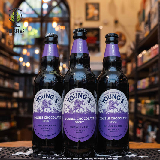 Botella de Young's Double Chocolate Stout, una Sweet Stout elaborada por Eagle Brewery en el Reino Unido. La etiqueta tiene un diseño elegante y oscuro. ABV de 5.2%, con aromas a chocolate, malta tostada y frutas secas. Sabor dulce y rico con toques de chocolate real y leve amargor. Ideal para acompañar postres de chocolate o helados. Refleja un estilo cremoso y perfecto como cerveza de sobremesa.