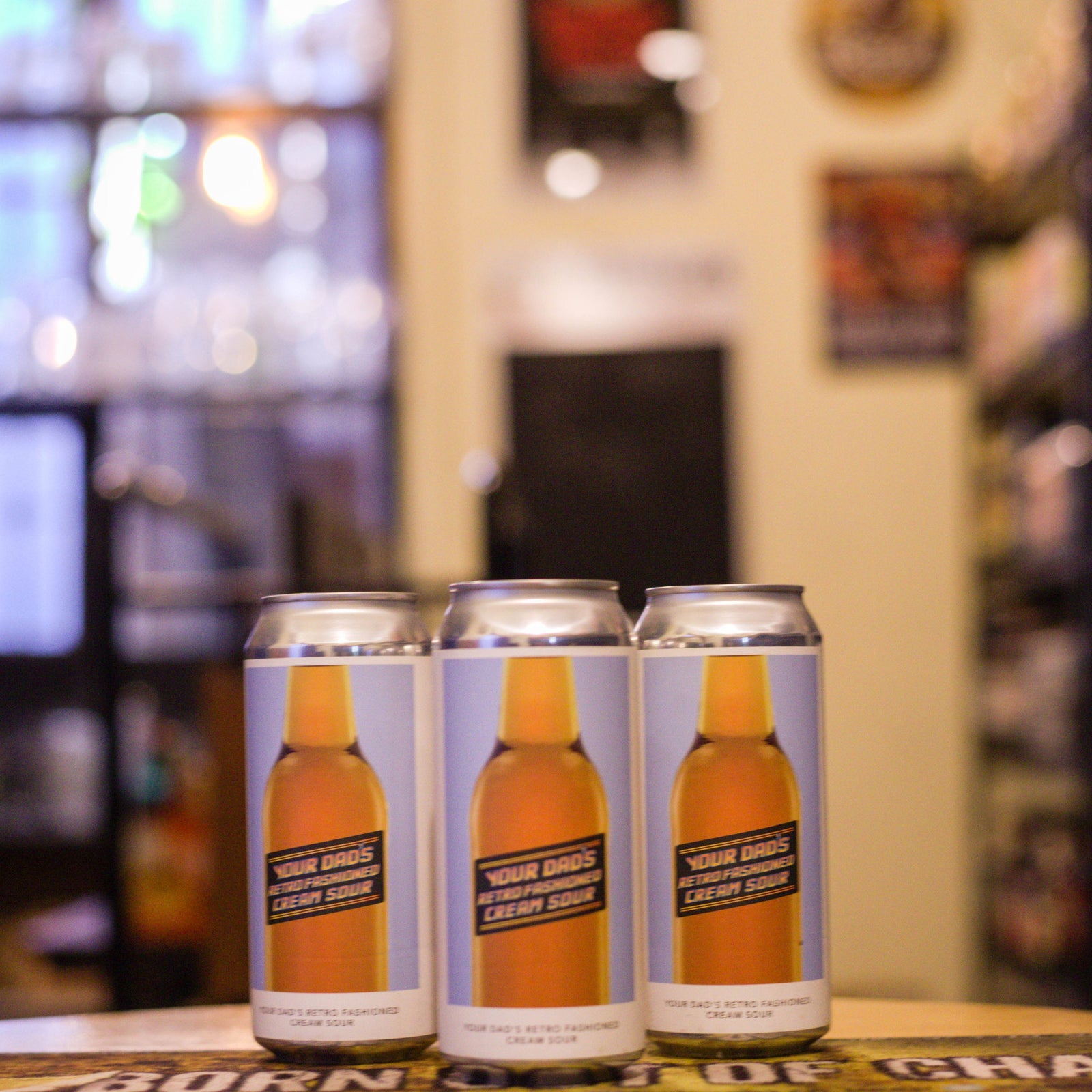 Your Dad's Retro Fashioned Cream Sour de Evil Twin Brewing NYC, una Soda-Style Sour Ale con un ABV de 6%. Inspirada en los sabores clásicos de una crema soda, ofrece notas dulces y cremosas de vainilla y helado, con un toque de soda dulce. Su sabor combina la suavidad de la crema de vainilla con un toque ácido que equilibra el dulzor. Perfecta para maridar con postres cremosos o disfrutar en una tarde relajada.