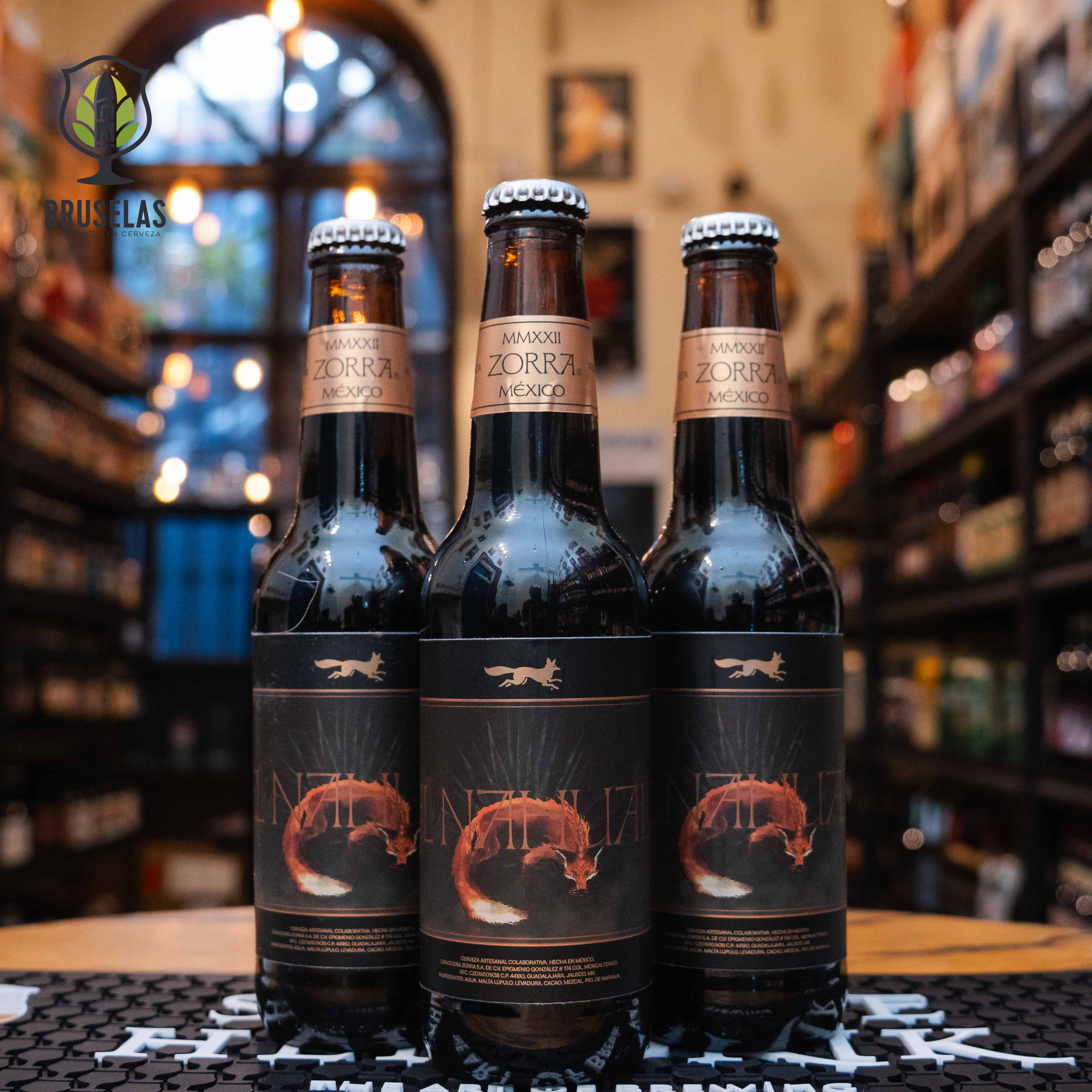 Zorra El Nahual Chocolate y Mezcal se exhiben en una tienda de cervezas artesanales. Su elegante etiqueta muestra una ilustración de un nahual en tonos rojizos, evocando su esencia mística y su perfil de sabor intenso.