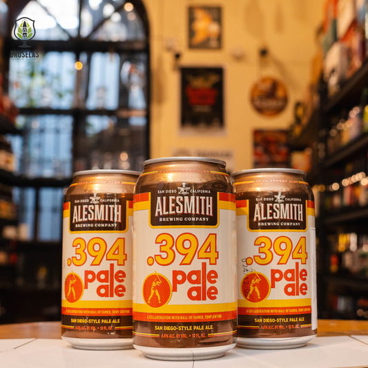 AleSmith .394, una American Pale Ale creada por AleSmith Brewing Company en colaboración con Tony Gwynn. La etiqueta presenta un diseño deportivo en homenaje a la leyenda del béisbol. Con un ABV de 6.0%, ofrece aromas de cítricos, frutas tropicales y un toque de malta. Su sabor equilibrado combina maltosidad y amargor con un final limpio y refrescante. Ideal para maridar con carnes a la parrilla, tacos, o disfrutar durante un partido de béisbol.