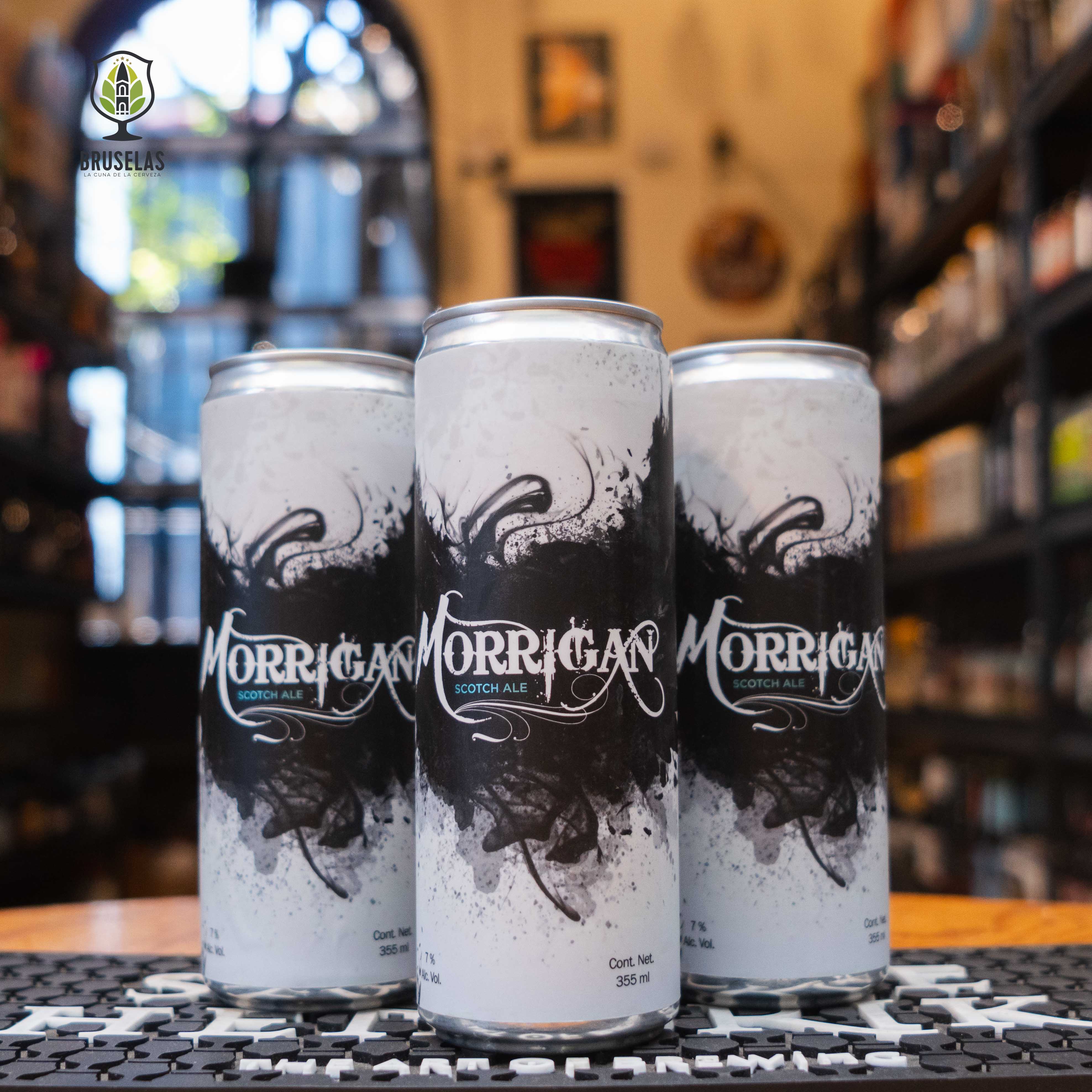 Lata de “Avobeer Morrigan” con un diseño oscuro y místico, graficos de neblina y sombras que hacen referencia a su inspiración celta. El fondo de la tienda resalta la elegancia de la presentación.