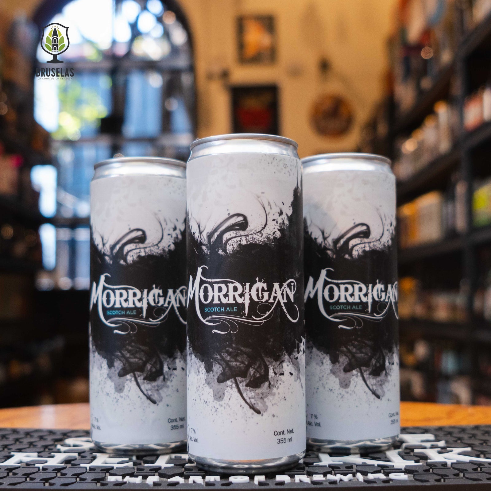  Lata de “Avobeer Morrigan” con un diseño oscuro y místico, graficos de neblina y sombras que hacen referencia a su inspiración celta. El fondo de la tienda resalta la elegancia de la presentación.