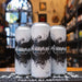  Lata de “Avobeer Morrigan” con un diseño oscuro y místico, graficos de neblina y sombras que hacen referencia a su inspiración celta. El fondo de la tienda resalta la elegancia de la presentación.
