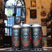  La Muerte de Judas con una ilustración impactante de una calavera con fondo rojo y símbolos tribales, destacando una estética oscura y rebelde. Fotografiadas en una tienda especializada con iluminación cálida.