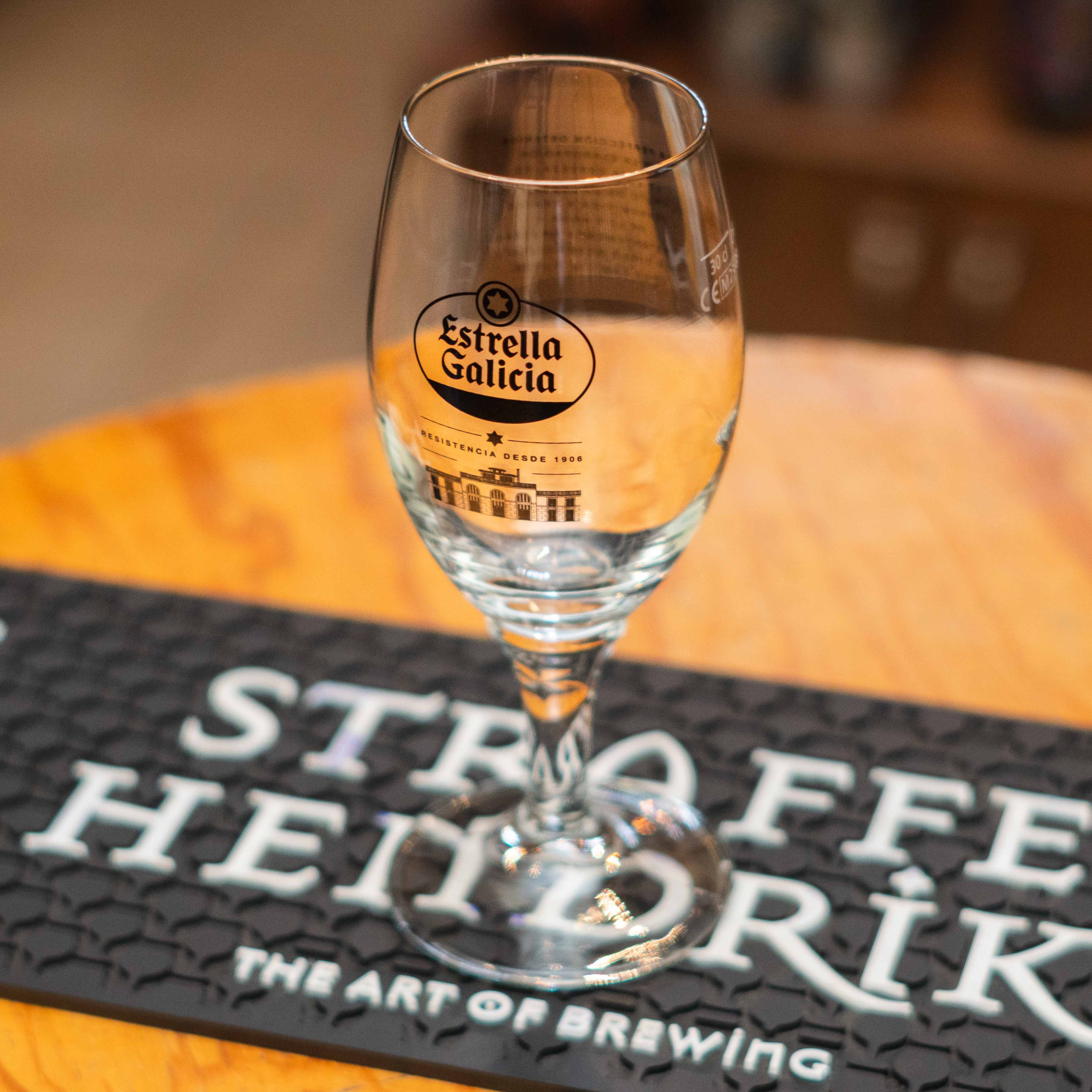 Estrella Galicia - Copa Logo Negro 250ml- BruselasBeer