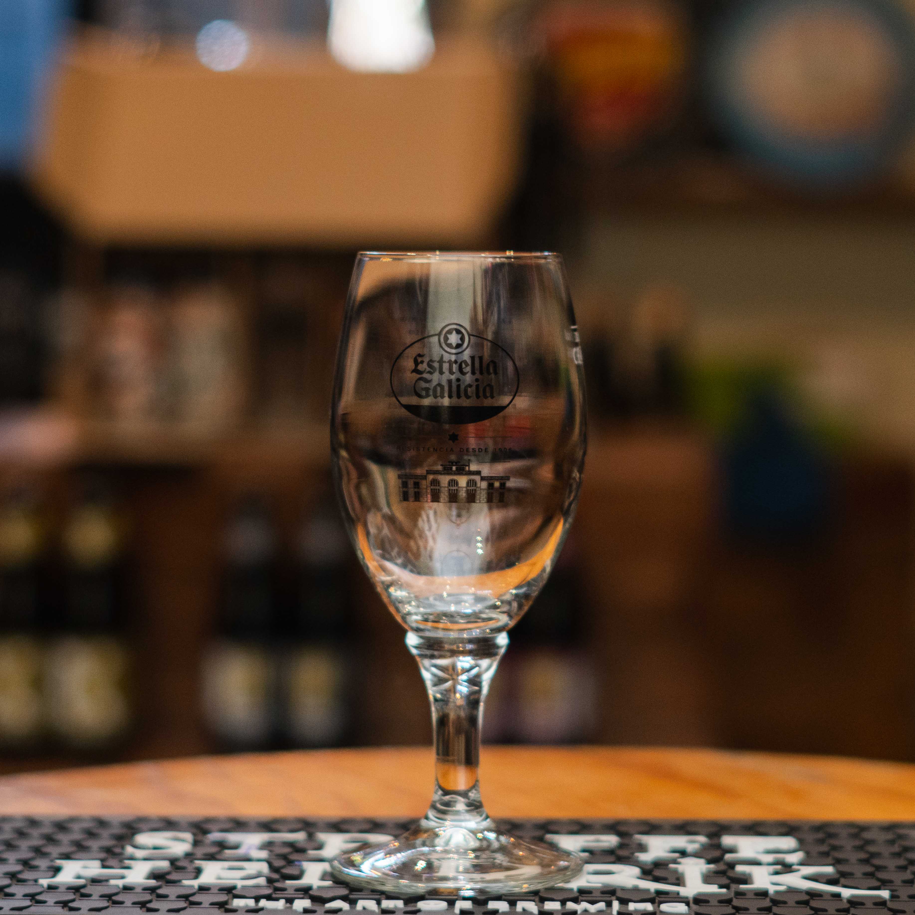 Estrella Galicia - Copa Logo Negro 250ml- BruselasBeer