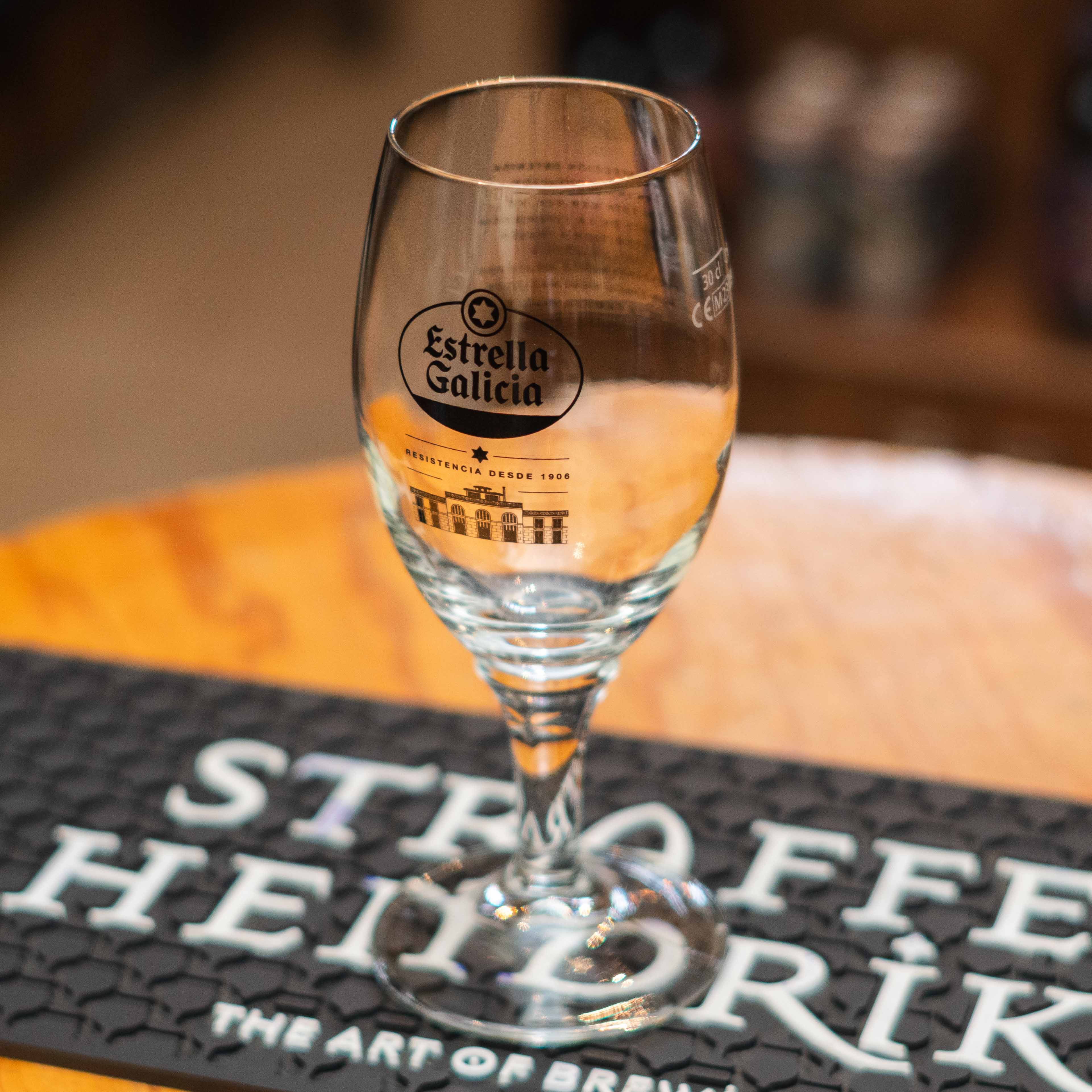 Estrella Galicia - Copa Logo Negro 250ml- BruselasBeer