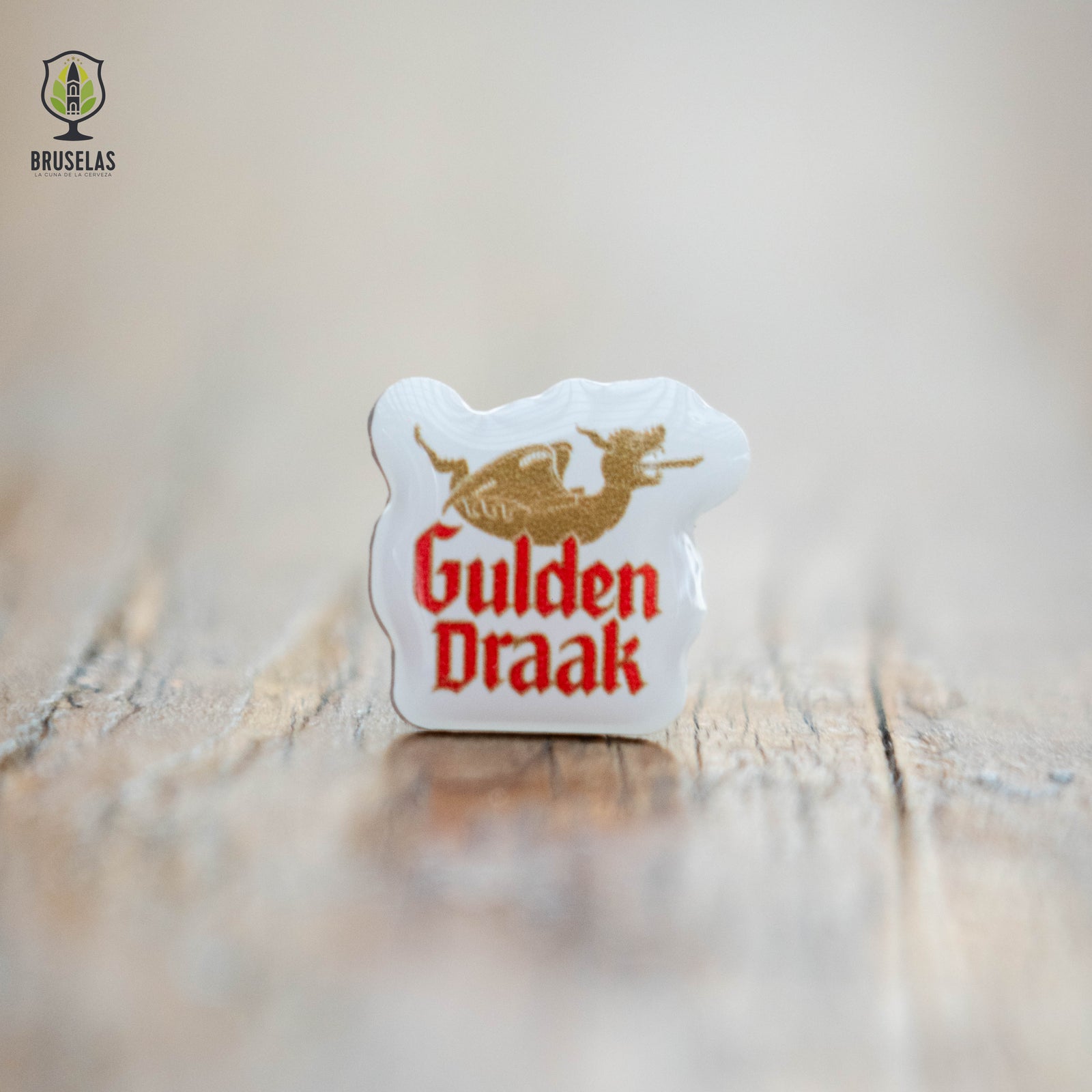 Pin coleccionable de acero con el logo oficial Gulden Draak en dorado y rojo