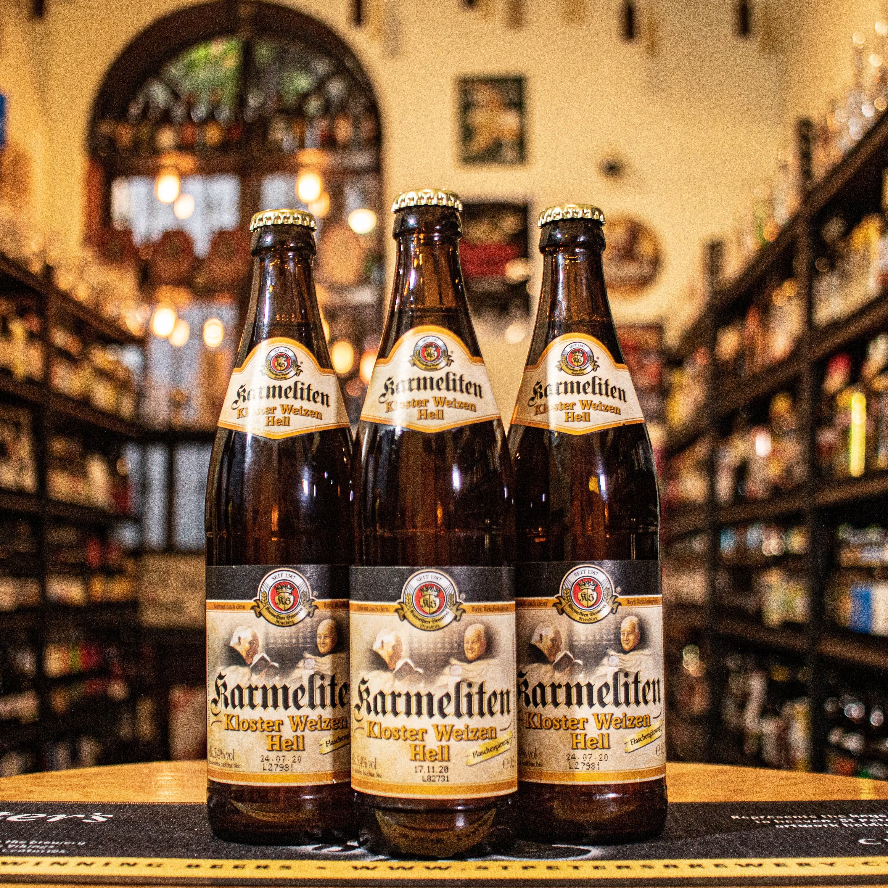 Cerveza Karmeliten Kloster Weizen Hell de trigo alemana en botella de 500 ml con 5% ABV